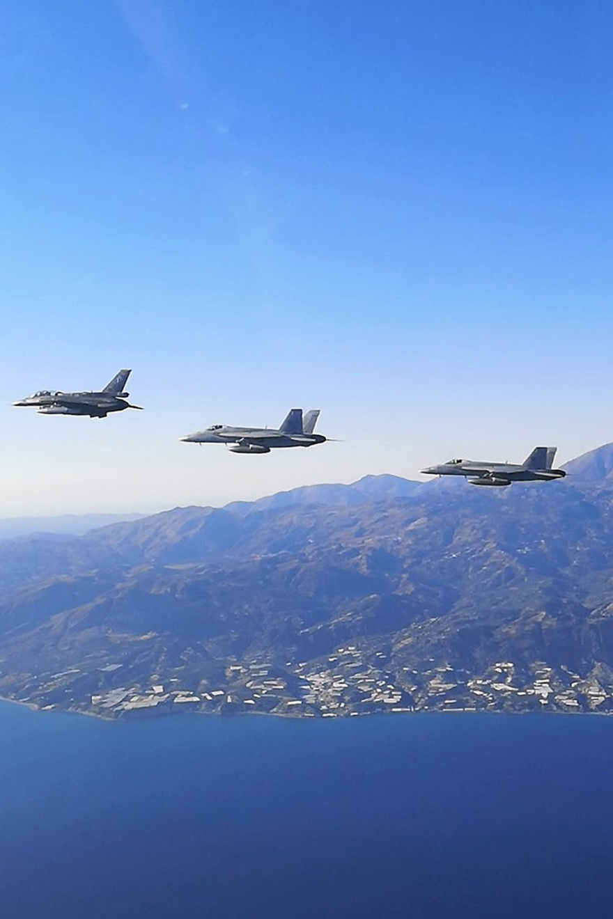 Δείτε φωτογραφίες: Η κοινή άσκηση του «Αϊζενχάουερ» με το Πολεμικό Ναυτικό πριν την απόσυρση του Oruc Reis