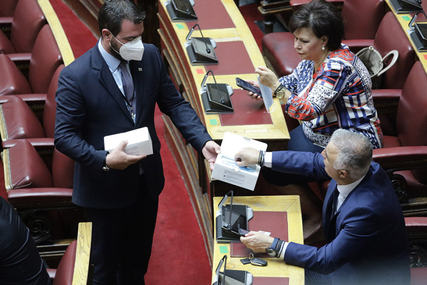 Ιστορίες με μάσκες στη Βουλή: Δείτε φωτογραφίες