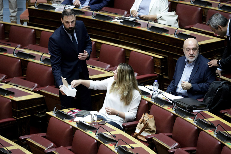 Ιστορίες με μάσκες στη Βουλή: Δείτε φωτογραφίες