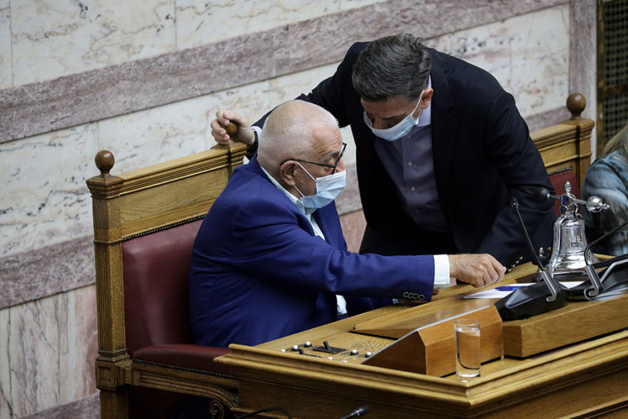 Ιστορίες με μάσκες στη Βουλή: Δείτε φωτογραφίες