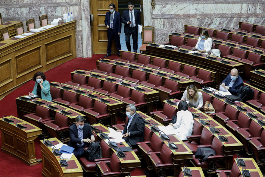 Ιστορίες με μάσκες στη Βουλή: Δείτε φωτογραφίες