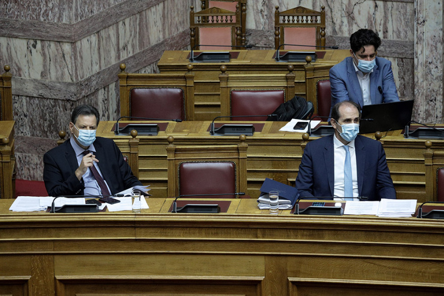 Ιστορίες με μάσκες στη Βουλή: Δείτε φωτογραφίες