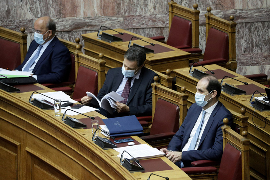 Ιστορίες με μάσκες στη Βουλή: Δείτε φωτογραφίες