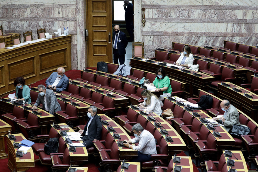 Ιστορίες με μάσκες στη Βουλή: Δείτε φωτογραφίες