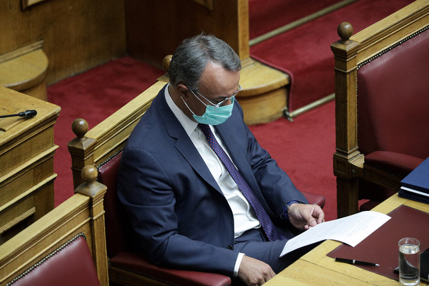 Ιστορίες με μάσκες στη Βουλή: Δείτε φωτογραφίες