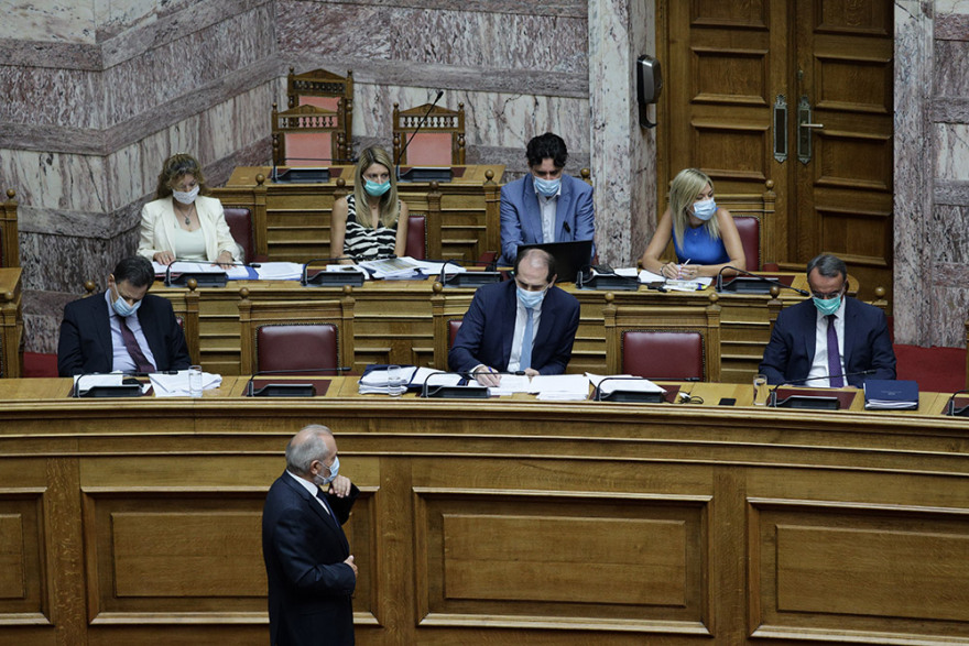 Ιστορίες με μάσκες στη Βουλή: Δείτε φωτογραφίες