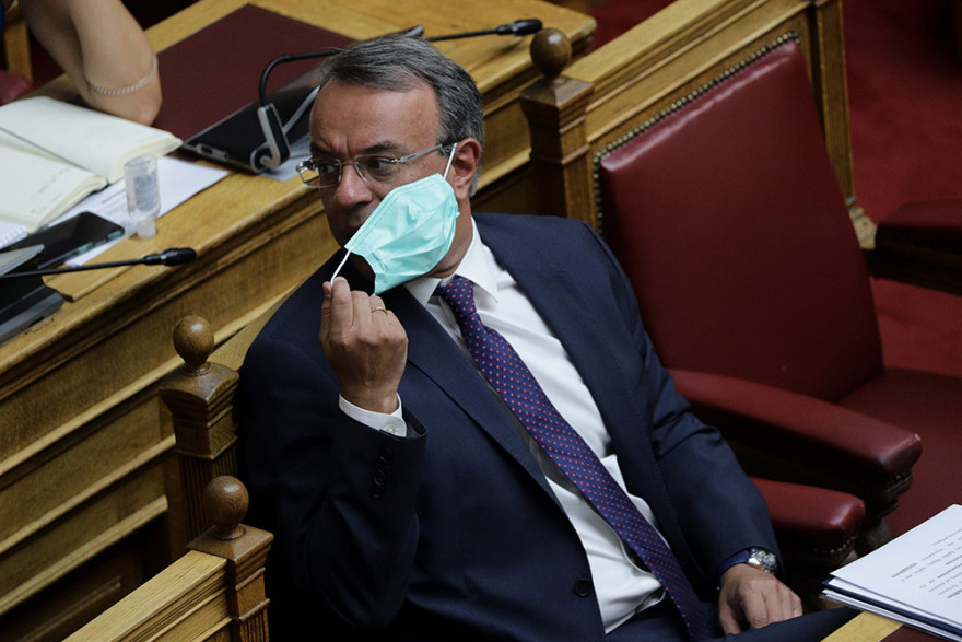 Ιστορίες με μάσκες στη Βουλή: Δείτε φωτογραφίες