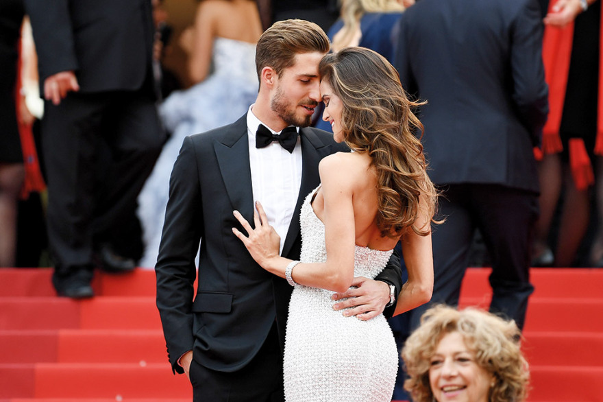 Ιζαμπέλ Γκουλάρτ: Glam & sexy στη Μύκονο