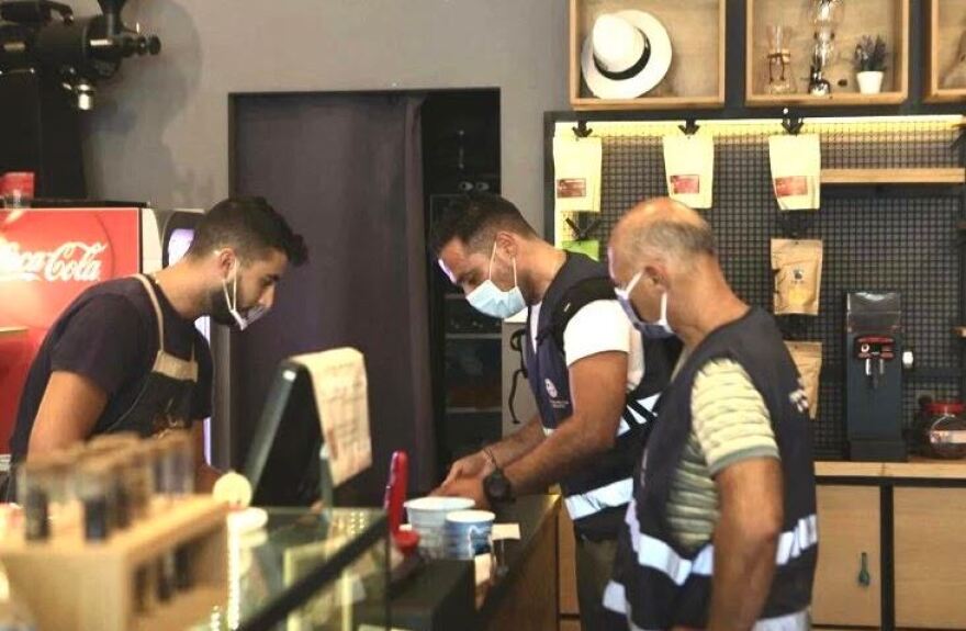 Κορωνοϊός: Με μάσκες οι πολίτες ακόμη και στους δρόμους - Σαρωτικοί έλεγχοι σε καταστήματα και ΜΜΜ 