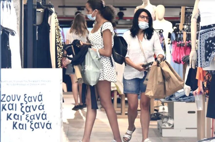 Κορωνοϊός: Με μάσκες οι πολίτες ακόμη και στους δρόμους - Σαρωτικοί έλεγχοι σε καταστήματα και ΜΜΜ 