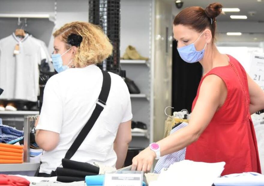 Κορωνοϊός: Με μάσκες οι πολίτες ακόμη και στους δρόμους - Σαρωτικοί έλεγχοι σε καταστήματα και ΜΜΜ 