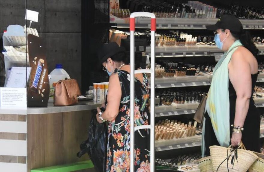 Κορωνοϊός: Με μάσκες οι πολίτες ακόμη και στους δρόμους - Σαρωτικοί έλεγχοι σε καταστήματα και ΜΜΜ 