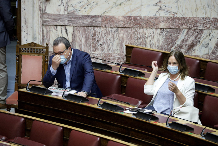 Κορωνοϊός: Υποχρεωτική η μάσκα και στη Βουλή - Τι αποφάσισε ο Τασούλας 