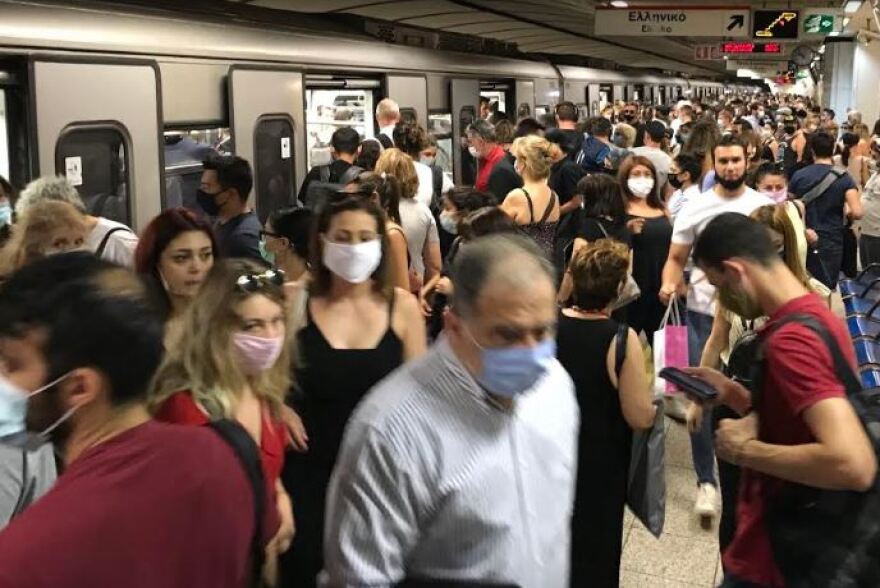 Κορωνοϊός: Με μάσκες οι πολίτες ακόμη και στους δρόμους - Σαρωτικοί έλεγχοι σε καταστήματα και ΜΜΜ 