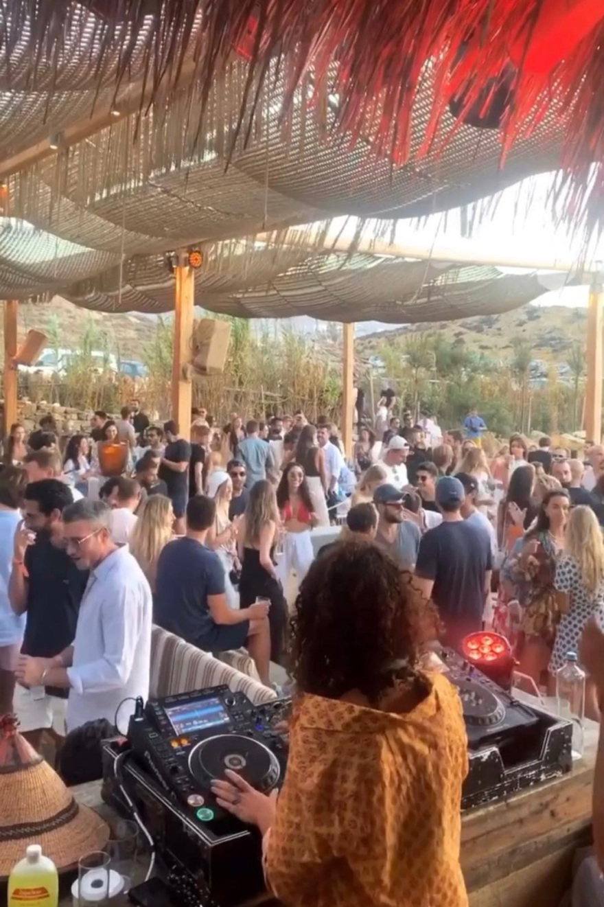 Απίστευτες εικόνες συνωστισμού στη Μύκονο, την ώρα που ο Χρυσοχοΐδης συσκεπτόταν  με τις Αρχές - Δείτε βίντεο