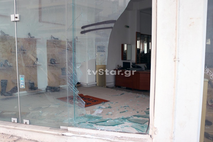 Λαμία: Μπήκαν να κλέψουν σε μαγαζί που έπεσε πάνω του αυτοκίνητο!