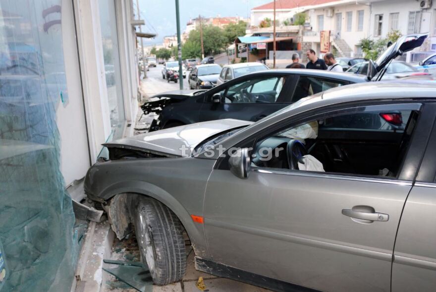 Λαμία: Μπήκαν να κλέψουν σε μαγαζί που έπεσε πάνω του αυτοκίνητο!