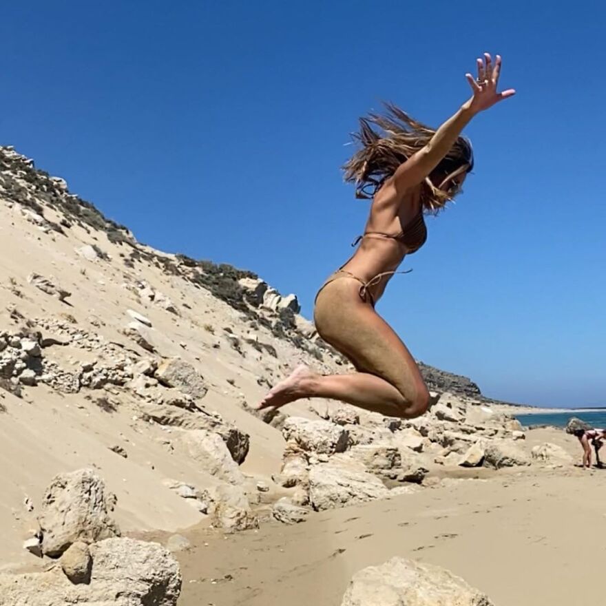 Ελένη Πετρουλάκη: Παραλία, μπικίνι και κοιλιακοί - φέτες