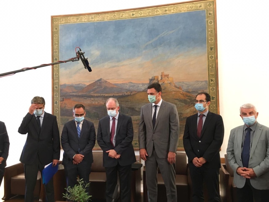 Βουλή: «Έπεσαν» οι υπογραφές για τη δωρεά 50 κλινών ΜΕΘ στο νοσοκομείο Σωτηρία 