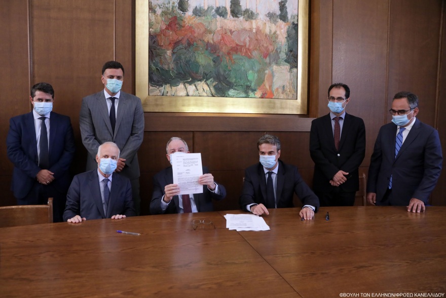 Βουλή: «Έπεσαν» οι υπογραφές για τη δωρεά 50 κλινών ΜΕΘ στο νοσοκομείο Σωτηρία 