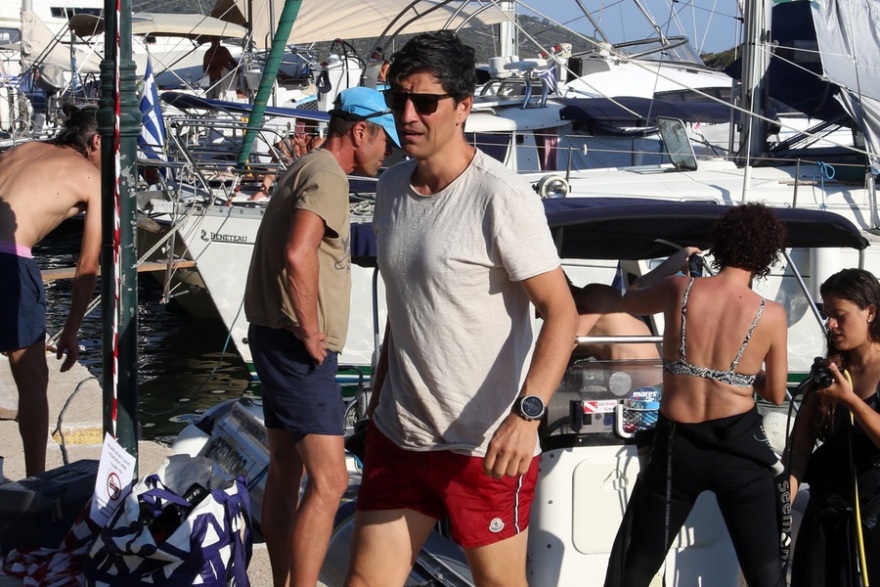 Σάκης Ρουβάς: Δοκιμαστική βουτιά στο υποβρύχιο μουσείο της Αλόννησου   