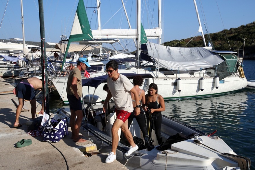 Σάκης Ρουβάς: Δοκιμαστική βουτιά στο υποβρύχιο μουσείο της Αλόννησου   