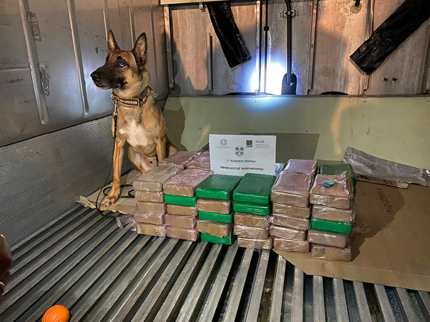 ΑΑΔΕ: Έκρυψαν 70 κιλά κοκαΐνη μέσα σε κοντέινερ με… μπανάνες