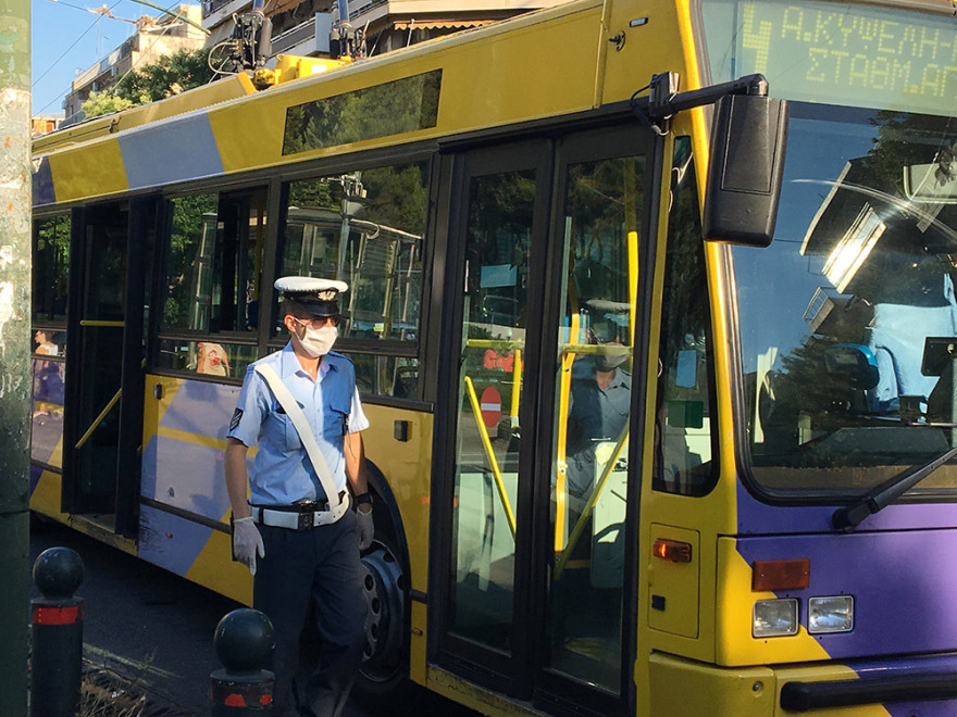 Κορωνοϊός: Εντατικοί έλεγχοι από το πρωί στα ΜΜΜ και στα ταξί για τη χρήση μάσκας