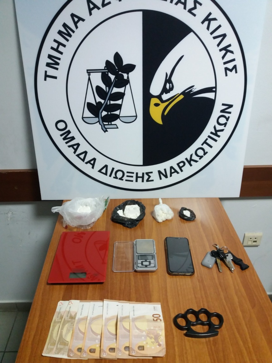 Θεσσαλονίκη: Η Minnie ξετρύπωσε κοκαΐνη στο πόδι καναπέ και στο κούφωμα πόρτας!