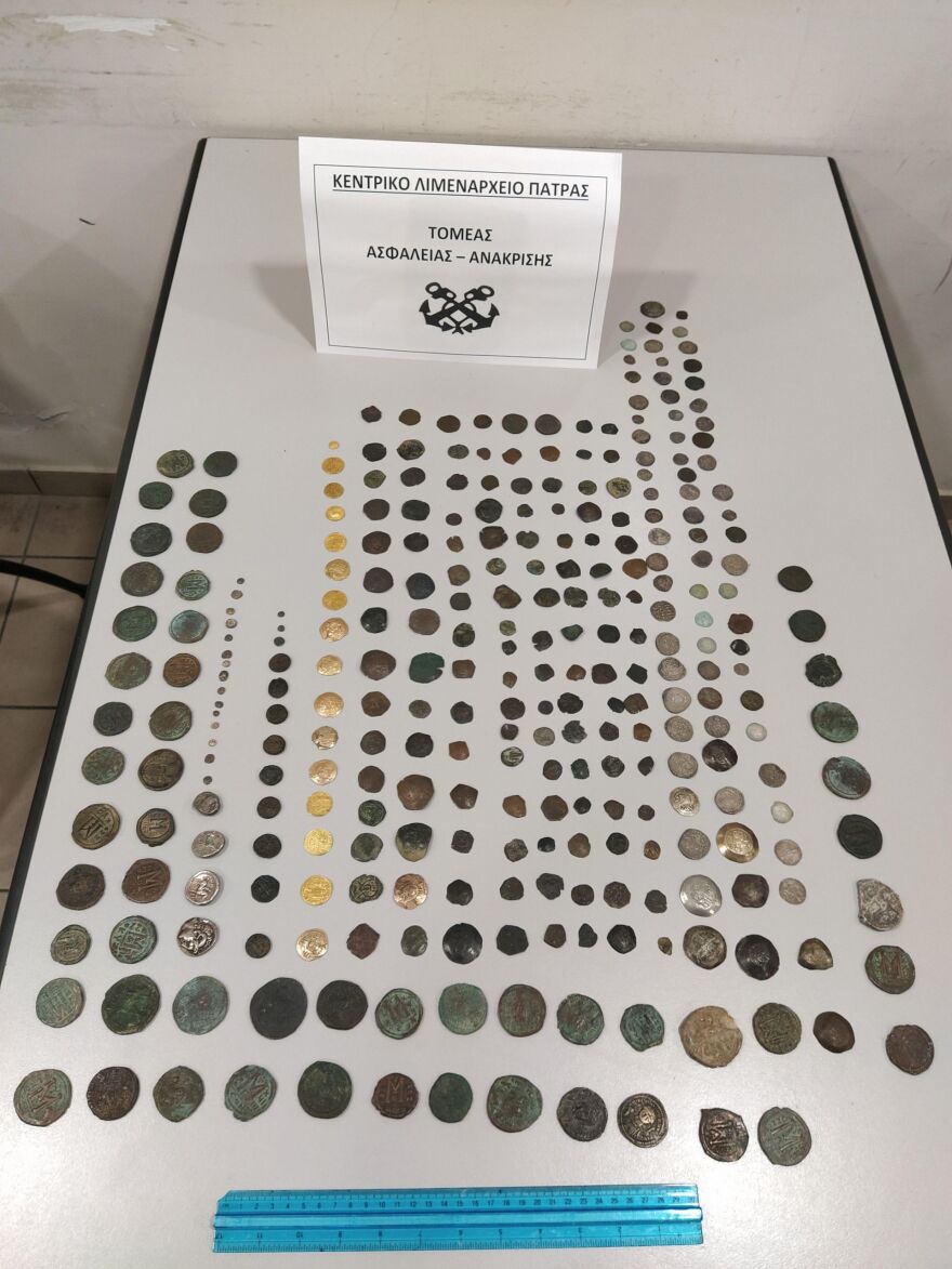 Πάτρα: Πλήθος αρχαιότητες, θρησκευτικά είδη και όπλα είχε ο αρχαιοκάπηλος!