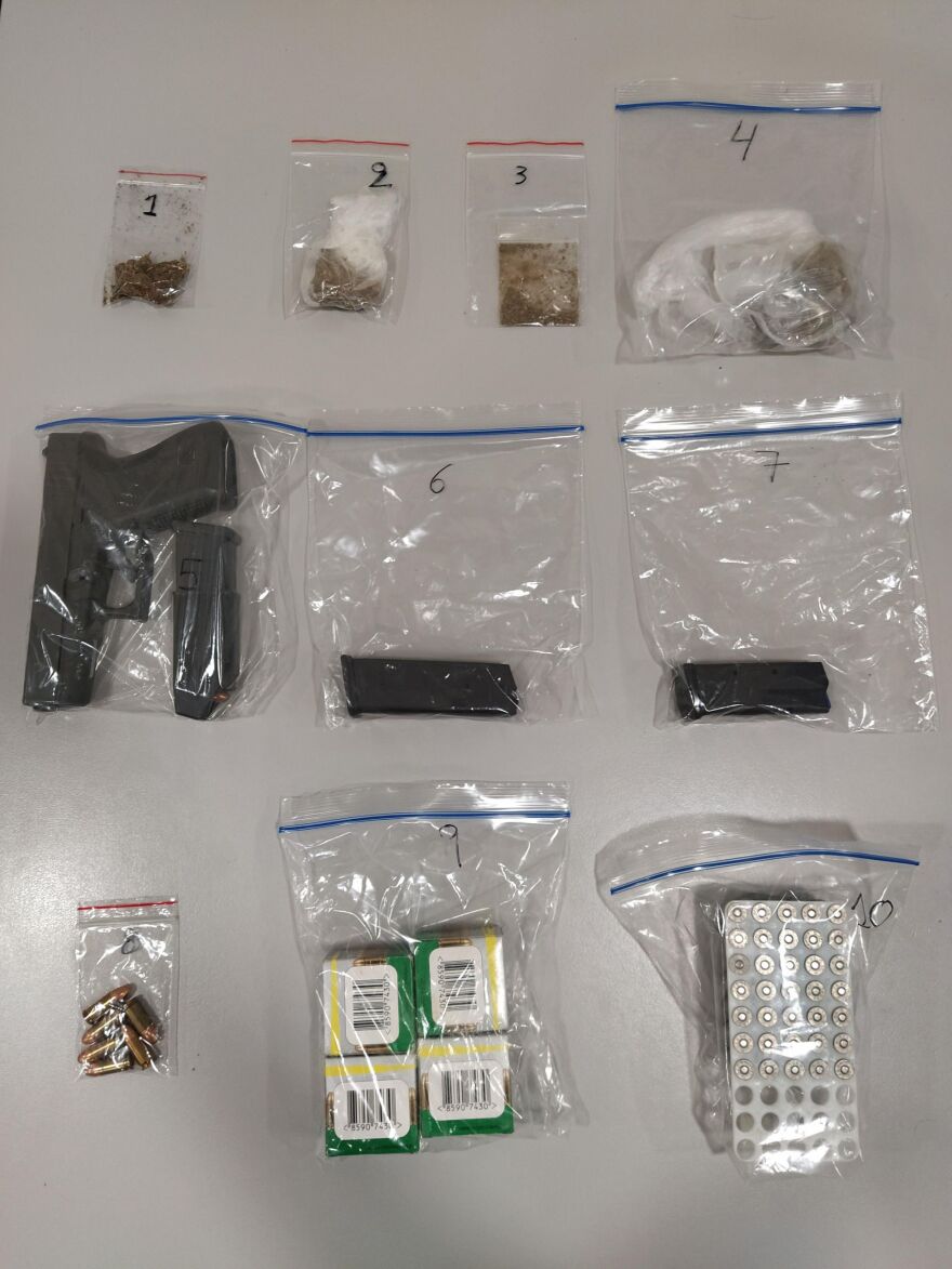 Πάτρα: Πλήθος αρχαιότητες, θρησκευτικά είδη και όπλα είχε ο αρχαιοκάπηλος!