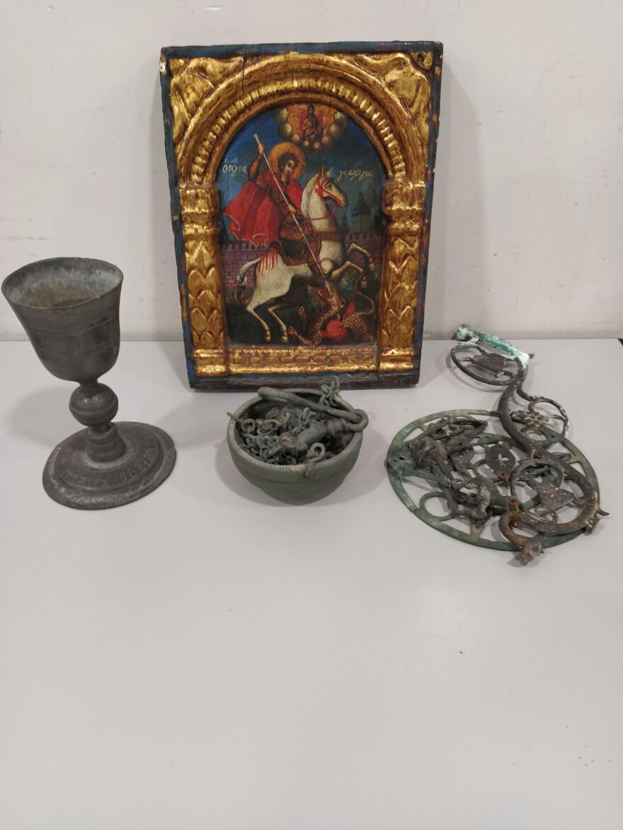 Πάτρα: Πλήθος αρχαιότητες, θρησκευτικά είδη και όπλα είχε ο αρχαιοκάπηλος!