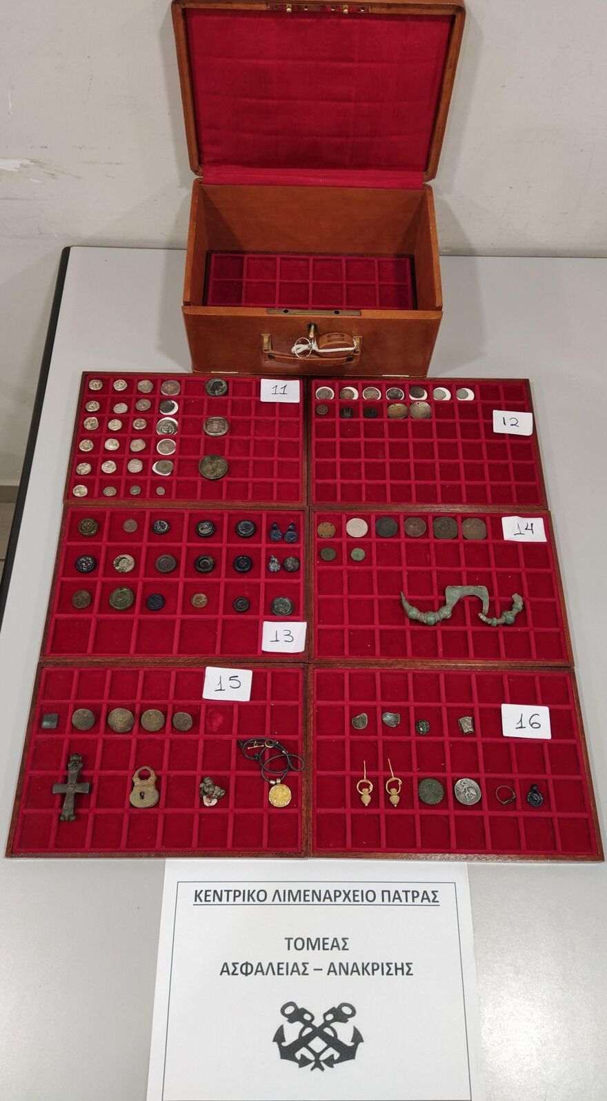 Πάτρα: Πλήθος αρχαιότητες, θρησκευτικά είδη και όπλα είχε ο αρχαιοκάπηλος!