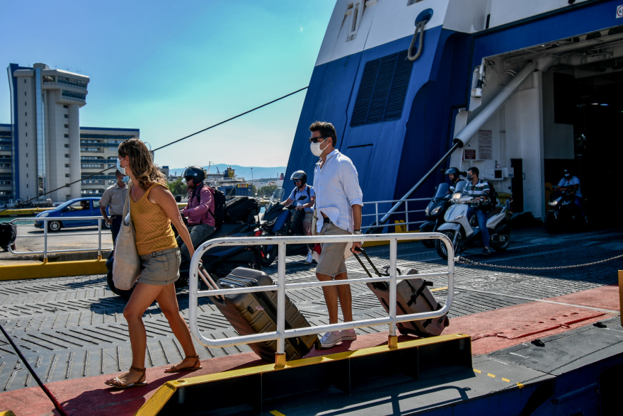 Ουρές στο λιμάνι του Πειραιά -Αναχωρούν οι αδειούχοι του Αυγούστου