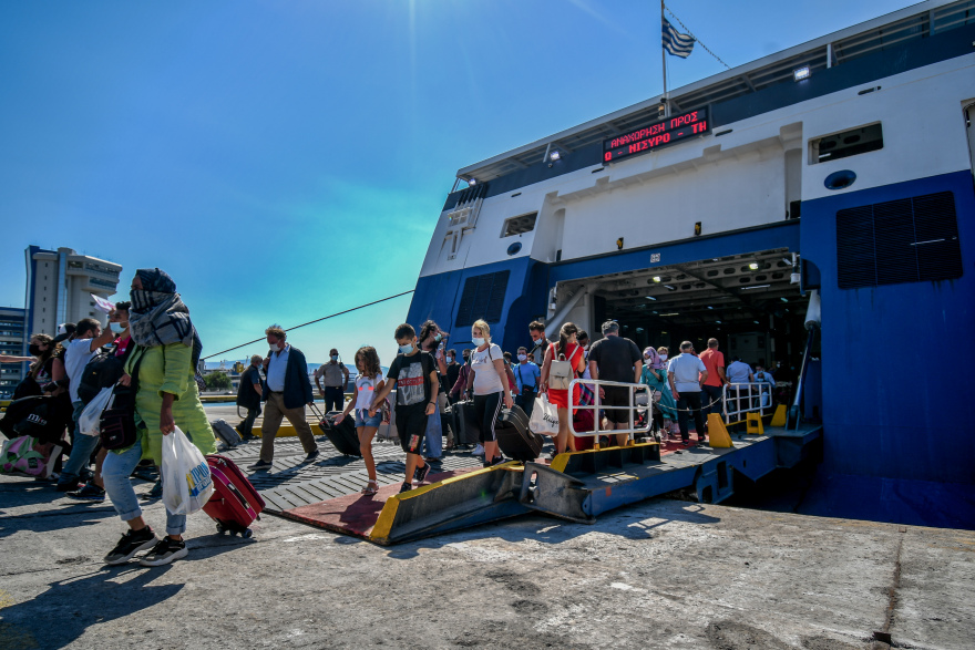 Ουρές στο λιμάνι του Πειραιά -Αναχωρούν οι αδειούχοι του Αυγούστου