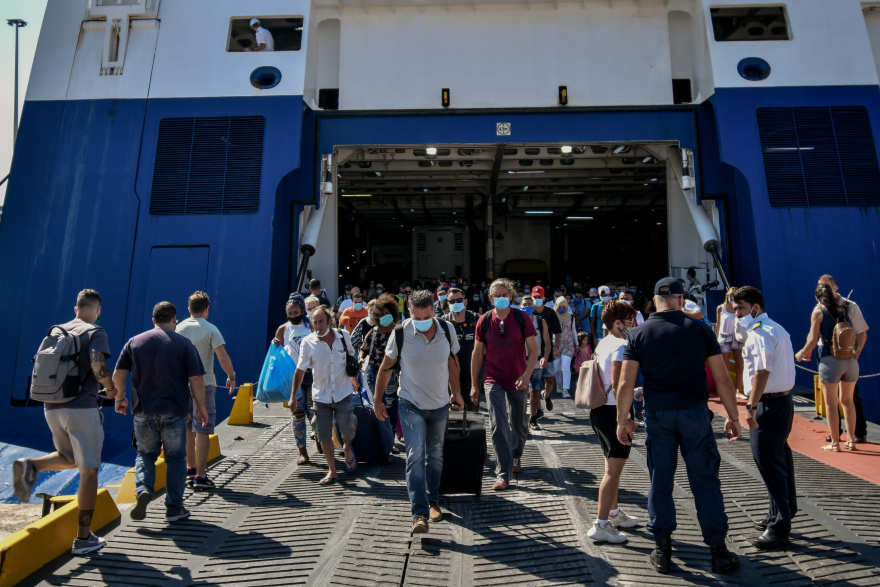 Ουρές στο λιμάνι του Πειραιά -Αναχωρούν οι αδειούχοι του Αυγούστου