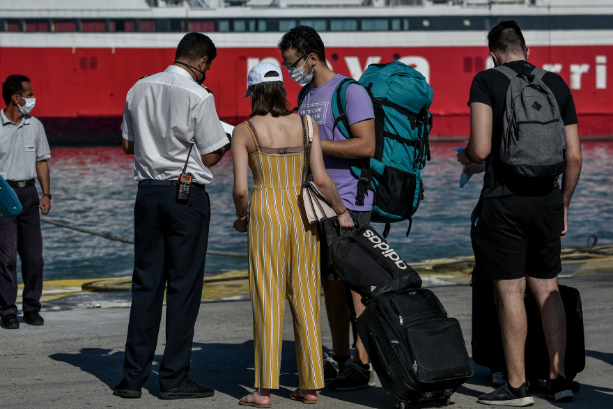 Ουρές στο λιμάνι του Πειραιά -Αναχωρούν οι αδειούχοι του Αυγούστου