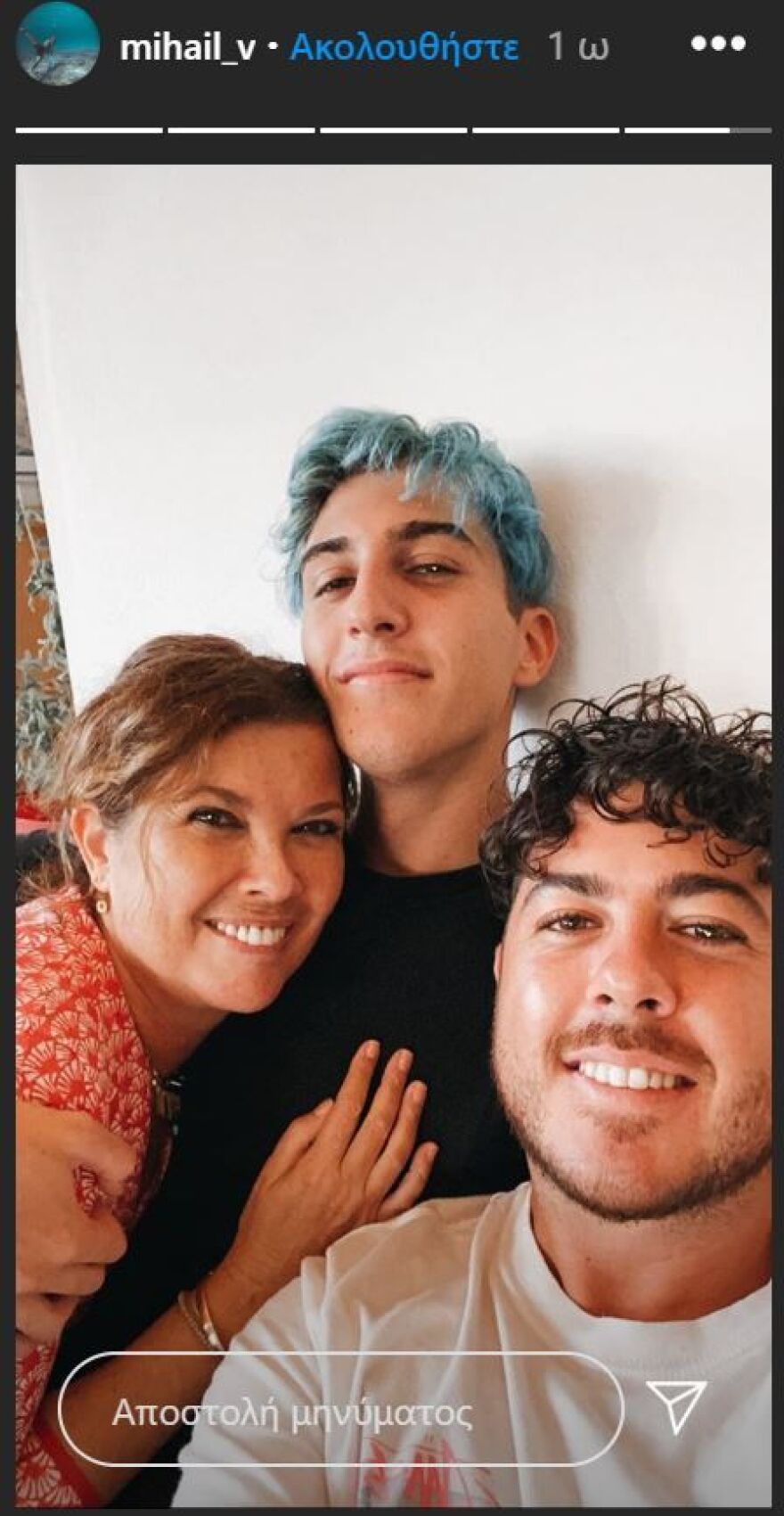 Η Σοφία Αλιμπέρτη φωτογραφίζεται με τους γιους της: Σπάνια εμφάνιση για την ηθοποιό  