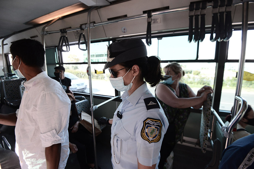 Κορωνοϊός: Μπλόκα και εντατικοί έλεγχοι στα Μέσα Μεταφοράς για τη χρήση της μάσκας 