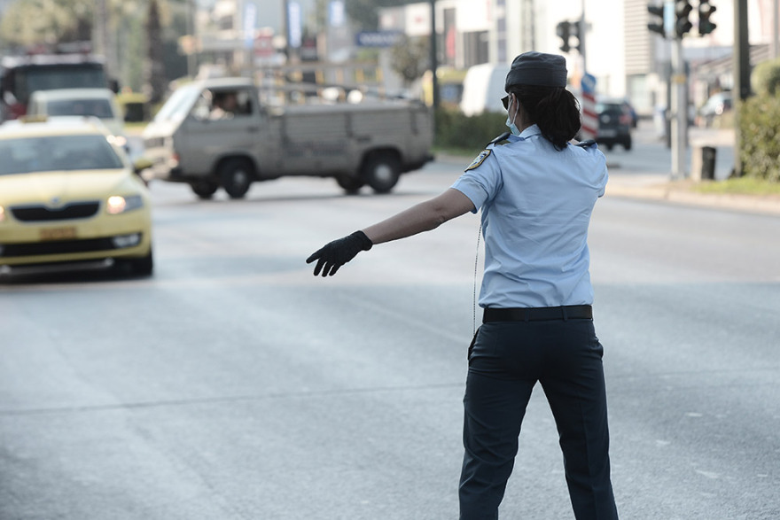 Κορωνοϊός: Μπλόκα και εντατικοί έλεγχοι στα Μέσα Μεταφοράς για τη χρήση της μάσκας 