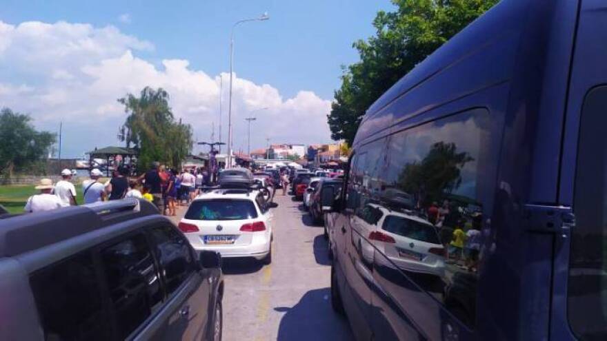 Ατελείωτες ουρές στην Κεραμωτή Καβάλας για ταξιδιώτες προς Θάσο