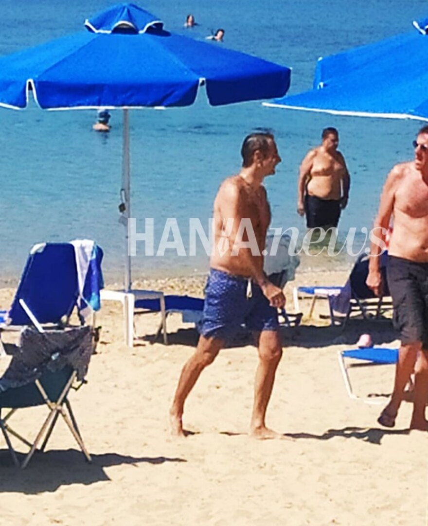 Μητσοτάκης: Πήγε για μπάνιο στο Μαράθι Ακρωτηρίου