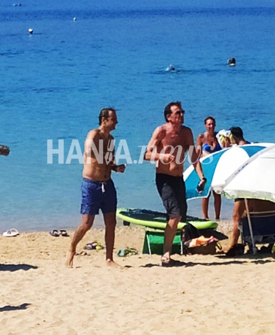 Μητσοτάκης: Πήγε για μπάνιο στο Μαράθι Ακρωτηρίου