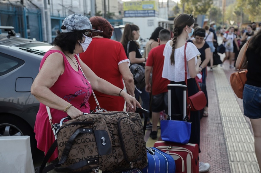 Ξεκίνησε η «μεγάλη φυγή» του Αυγούστου - Αυξημένη η κίνηση στο λιμάνι του Πειραιά