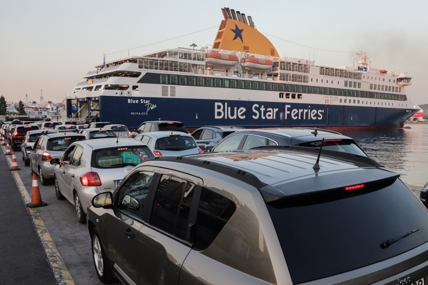 Ξεκίνησε η «μεγάλη φυγή» του Αυγούστου - Αυξημένη η κίνηση στο λιμάνι του Πειραιά