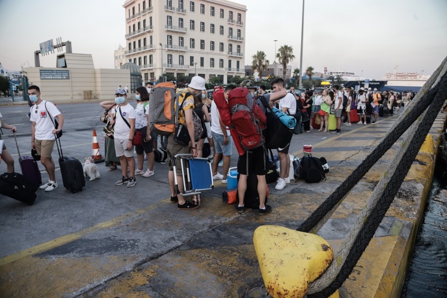 Ξεκίνησε η «μεγάλη φυγή» του Αυγούστου - Αυξημένη η κίνηση στο λιμάνι του Πειραιά