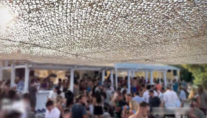 Κορωνοϊός - «Νέα Μύκονος» η Πάρος: Απίστευτος συνωστισμός σε κέντρα διασκέδασης