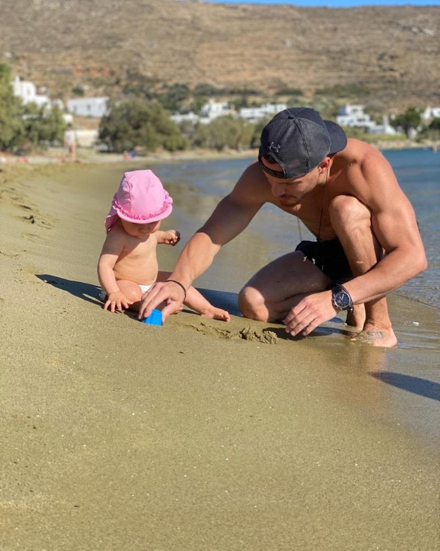 Λευτέρης Πετρούνιας: Παιχνίδια στην άμμο με την μπέμπα του 