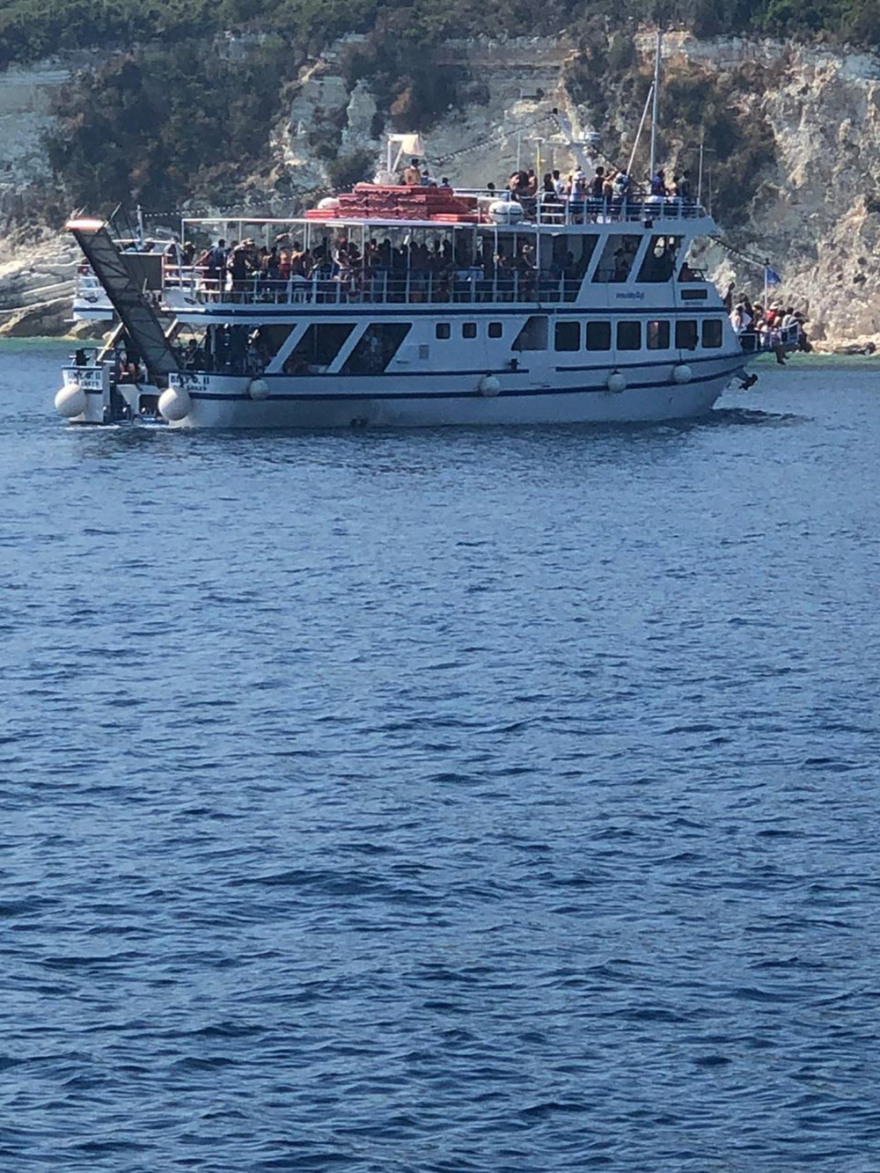 Αντίπαξοι: «Τσαμπιά» στα καταστρώματα, τι να σου κάνουν οι μάσκες  -  Δείτε φωτογραφίες