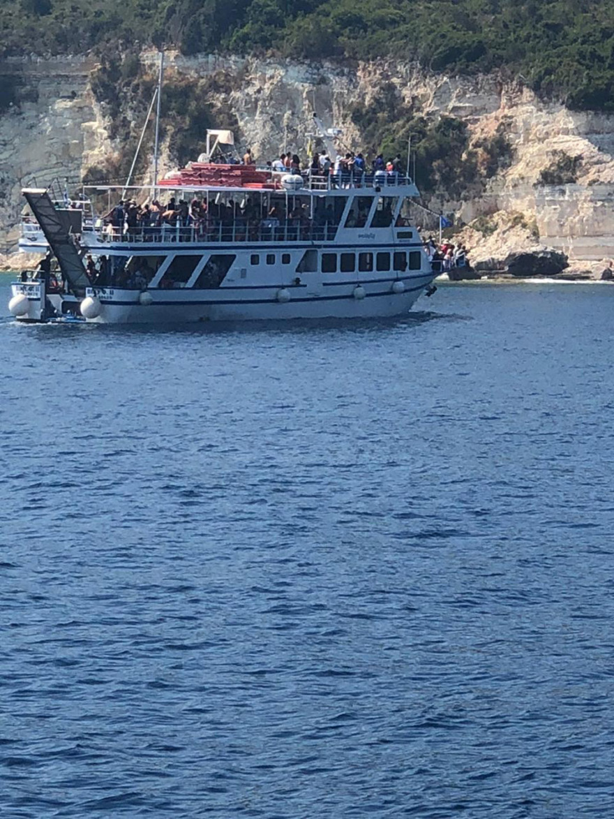 Αντίπαξοι: «Τσαμπιά» στα καταστρώματα, τι να σου κάνουν οι μάσκες  -  Δείτε φωτογραφίες